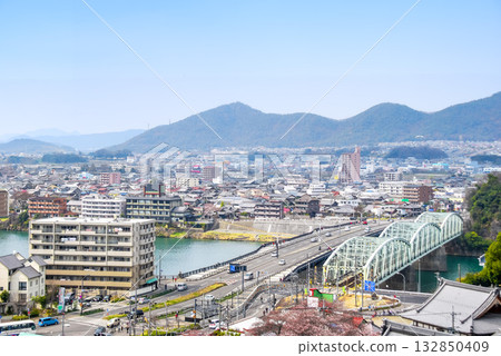 從犬山成田山眺望宇沼町的春日美景和橫跨木曾川的犬山橋,盡收眼底。 從犬山成田山眺望宇沼町的春日美景和橫跨木曾川的犬山橋,盡收眼底。 132850409