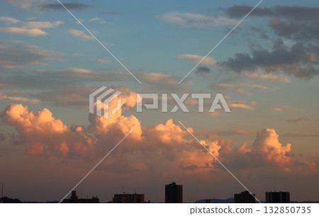 落日照亮的雲彩 落日照亮的雲彩 132850735