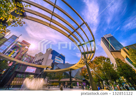 日本東京城市景觀新視角。池袋西口公園位於池袋站前，可俯瞰環球環線和摩天大樓。 （7） 132851122