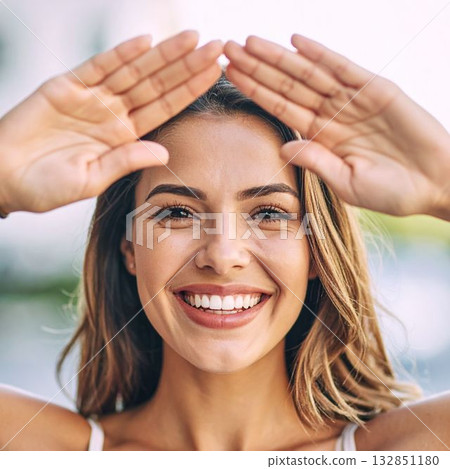 他舉起手 132851180