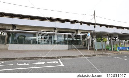 JR東北線(宇都宮線)東鷲之宮站東出口,設有電梯和手扶梯通往西出口,檢票口就在那裡。 JR東北線(宇都宮線)東鷲之宮站東出口,設有電梯和手扶梯通往西出口,檢票口就在那裡。 132851937