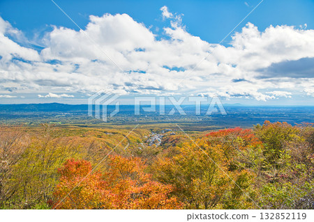 Nasu Highlands, dyed in autumn leaves as seen from the Nasu Highlands Observatory in Nasu Town, Nasu District, Tochigi Prefecture Nasu Highlands, dyed in autumn leaves as seen from the Nasu Highlands Observatory in Nasu Town, Nasu District, Tochigi Prefecture 132852119