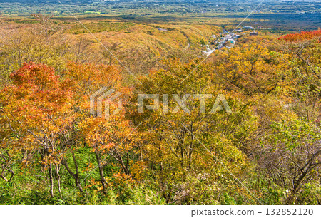 Nasu Highlands, dyed in autumn leaves as seen from the Nasu Highlands Observatory in Nasu Town, Nasu District, Tochigi Prefecture Nasu Highlands, dyed in autumn leaves as seen from the Nasu Highlands Observatory in Nasu Town, Nasu District, Tochigi Prefecture 132852120