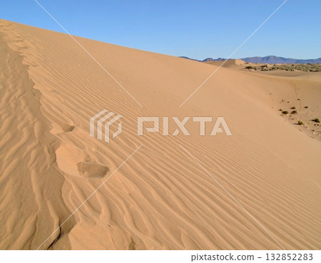 沙子像時間的流水一樣向下流動。 132852283