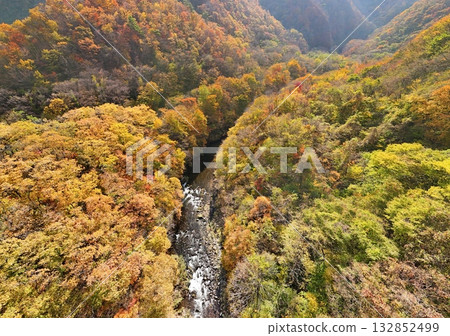 秋葉映照下的秋宇名取川鳥瞰圖 132852499