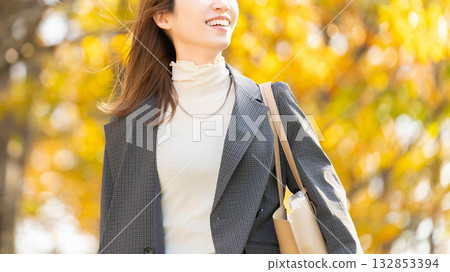 路邊的秋葉和婦女/女商人 路邊的秋葉和婦女/女商人 132853394