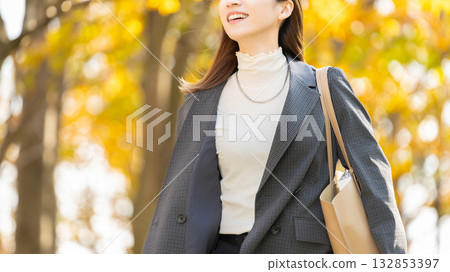 路邊的秋葉和婦女/女商人 路邊的秋葉和婦女/女商人 132853397