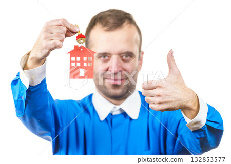 Man holding home keys 132853577
