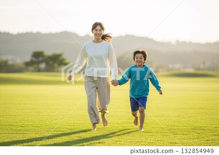父母與孩子手牽手奔跑（象徵未來與成長） 132854949