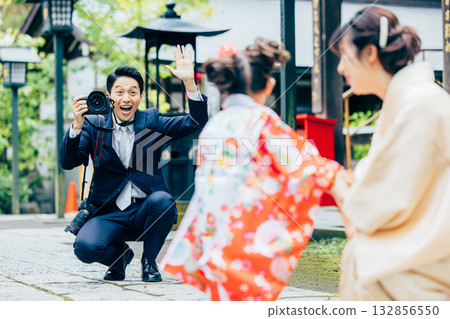 Snapshot photographer, male, Shichi-Go-San Snapshot photographer, male, Shichi-Go-San 132856550