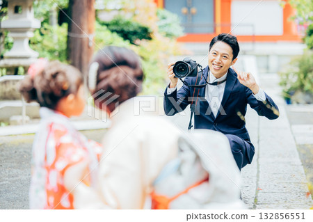 Snapshot photographer, male, Shichi-Go-San Snapshot photographer, male, Shichi-Go-San 132856551