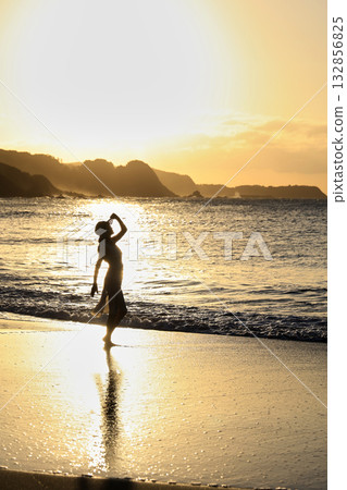 Towards the sunset sea Towards the sunset sea 132856825