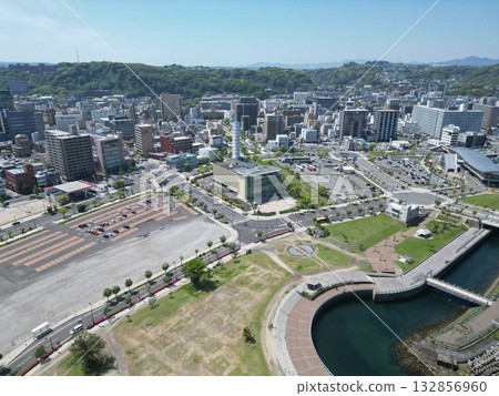 從空中俯瞰鹿兒島市中央綠地公園和市中心 從空中俯瞰鹿兒島市中央綠地公園和市中心 132856960