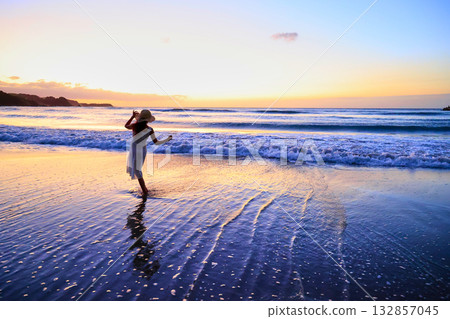 海上的日落和一位女子的剪影 海上的日落和一位女子的剪影 132857045
