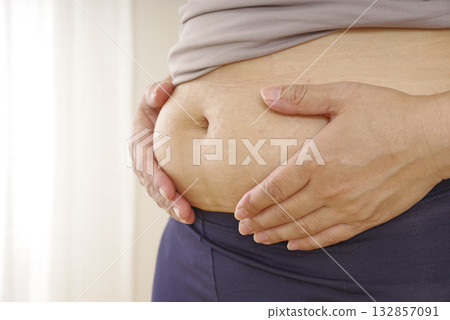 關注腹部脂肪和皮下脂肪的女性 132857091