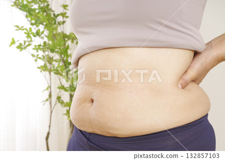 Middle-aged women's bulging belly and subcutaneous fat 132857103