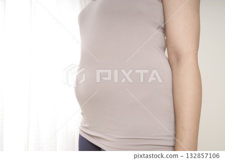 中年女性腹部隆起和皮下脂肪 132857106