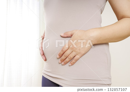 中年女性腹部隆起和皮下脂肪 中年女性腹部隆起和皮下脂肪 132857107