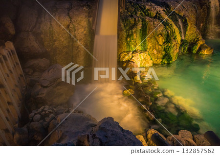 草津溫泉夜景～湯瀧瀑布、湯瀧池（群馬縣草津町） 132857562