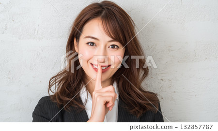 微笑的女子做出神秘手勢 | 傳遞秘密、沉默和保密感的畫面 132857787