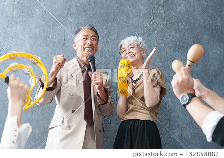 老人在卡拉OK熱情歌唱 老人在卡拉OK熱情歌唱 132858082