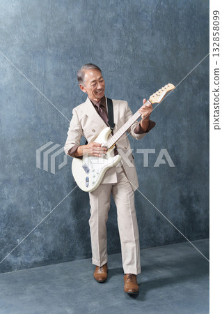 一位老人在彈電吉他 一位老人在彈電吉他 132858099