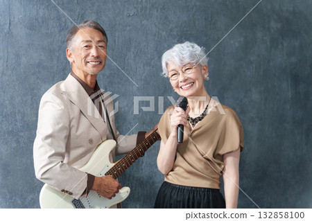 Senior men and women forming a rock band 132858100
