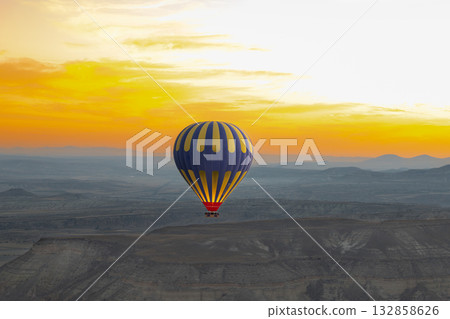 清晨搭乘熱氣球飛越卡帕多奇亞。 132858626