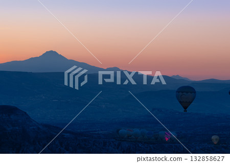 卡帕多奇亞清晨的熱氣球 132858627