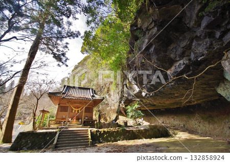 Yabe Village Yame Tsuhime Shrine Main Hall and God's Cave Yabe Village Yame Tsuhime Shrine Main Hall and God's Cave 132858924