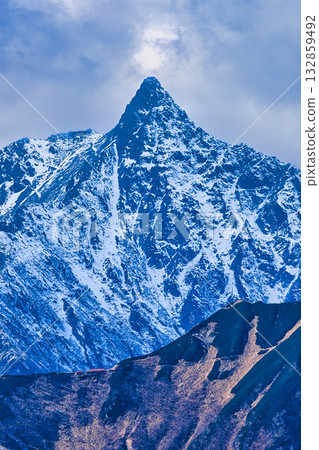 白雪皚皚的北阿爾卑斯山的矢裡岳 白雪皚皚的北阿爾卑斯山的矢裡岳 132859492