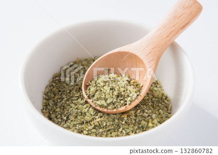 白盤中的草藥鹽 132860782