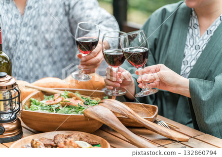 Young men and women in yukatas visiting a hot spring inn toasting with wine (company trip, travel) 132860794