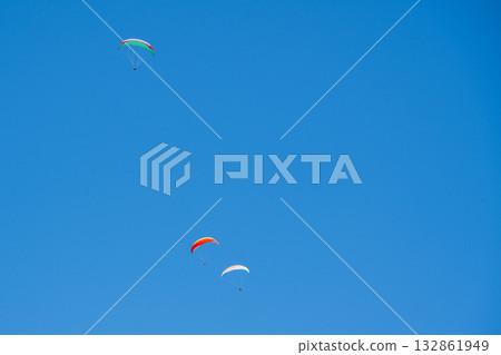 滑翔傘在藍天中翱翔 / 長野縣 132861949