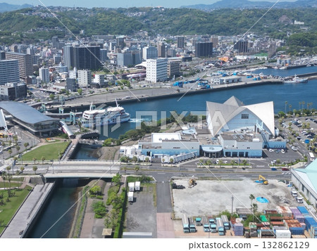 從空中俯瞰鹿兒島市櫻島渡輪碼頭 從空中俯瞰鹿兒島市櫻島渡輪碼頭 132862129