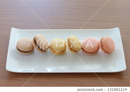 白盤上的馬卡龍 132862224