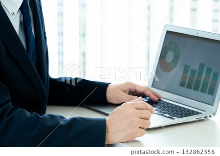 Businessman working on a laptop 132862358