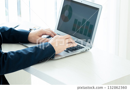 Businessman working on a laptop 132862360