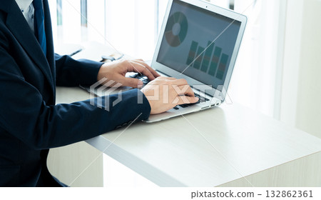 Businessman working on a laptop 132862361