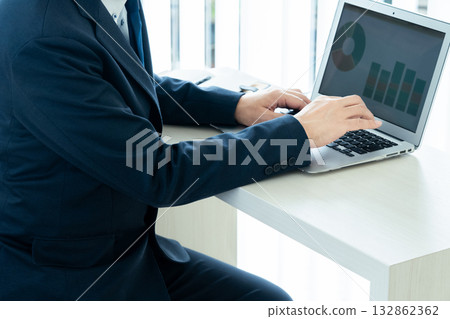 便攜式計算機上工作的生意人 便攜式計算機上工作的生意人 132862362