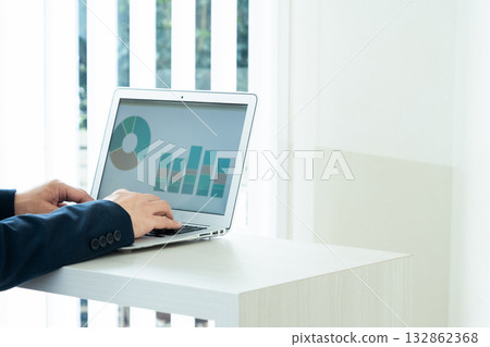 Businessman working on a laptop 132862368