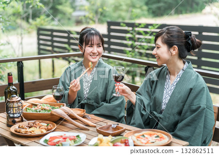 年輕的亞洲女性前往日本旅館/溫泉旅館，在陽台/木質甲板上吃飯（旅行/旅行） 132862511