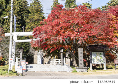 秋日的羽日神社，通往神社的道路兩旁滿是秋葉，位於福島縣豬苗代町 132862645