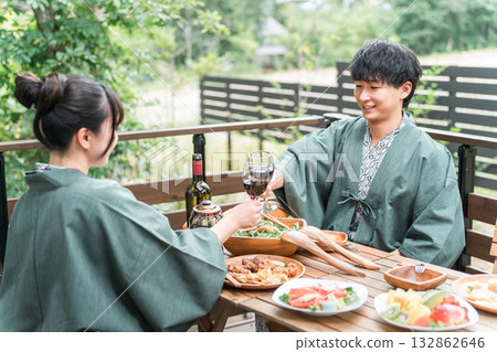 日本旅館或溫泉旅館的年輕亞洲夫婦在陽台或木甲板上用餐（旅行和旅行） 132862646