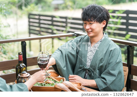 日本旅館或溫泉旅館的年輕亞洲夫婦在陽台或木甲板上用餐(旅行和旅行) 日本旅館或溫泉旅館的年輕亞洲夫婦在陽台或木甲板上用餐(旅行和旅行) 132862647