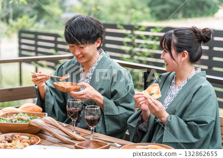 日本旅館或溫泉旅館的年輕亞洲夫婦在陽台或木甲板上用餐（旅行和旅行） 132862655