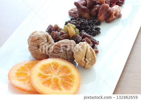 白色盤子上的乾果 132862659