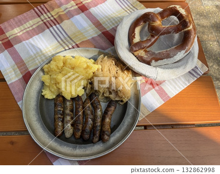 紐倫堡香腸和椒鹽捲餅，德國巴伐利亞紐倫堡的特色美食。 132862998