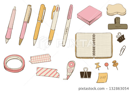 可愛的手繪文具插圖：筆記本、鋼筆、膠帶、夾子 132863054