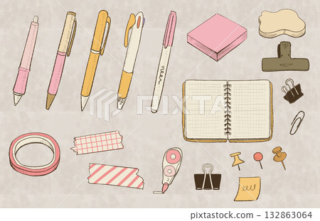 可愛的手繪文具插圖：筆記本、鋼筆、膠帶、夾子 132863064